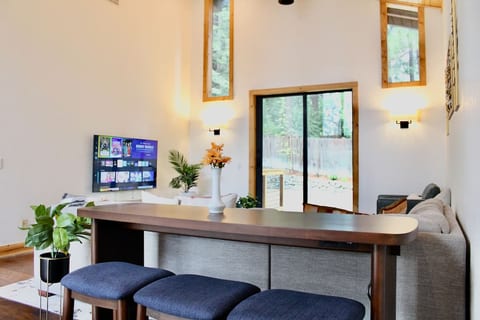 We offer a dedicated office space on the first floor or a console table on the second floor, complete with high-speed WiFi.
#Modern Tahoe Cabin: HotTub, PingPong, AC, EV charging. Highlights: Skiing, Vineyards, Amazing views, cabins, beach, games.