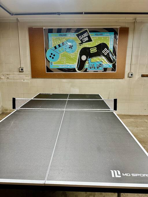 Table Tennis in Garage.

#Modern Tahoe Cabin: HotTub, PingPong, AC, EV charging. Highlights: Skiing, Vineyards, Amazing views, cabins, beach, games, family friendly. - Modern Cabin: A/C, Hot Tub, PingPong, EVcharger - Truckee