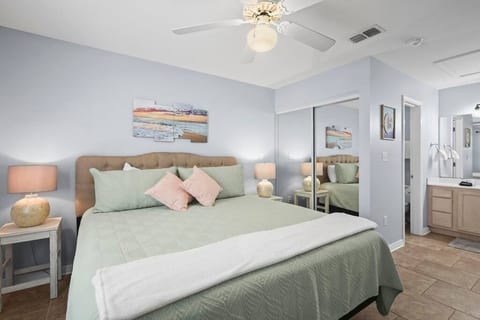 Condo in Gulf Shores w/King Bed