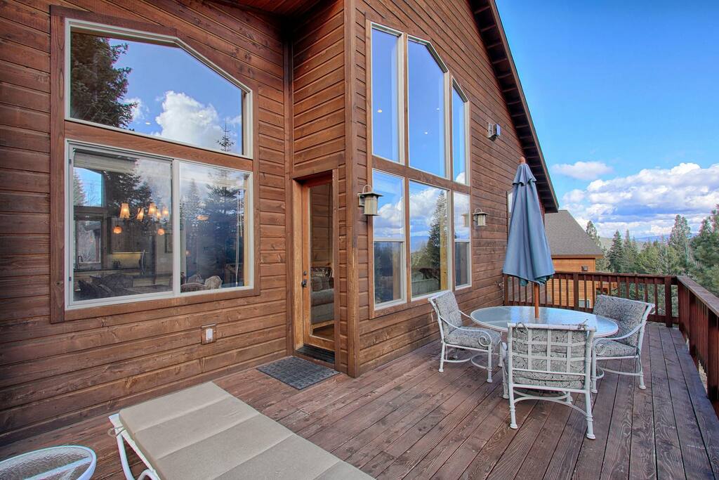 deck and outdoor sitting area deck and outdoor sitting area - Spacious 5BR Forest View cabin Hot Tub & Game Room - Truckee