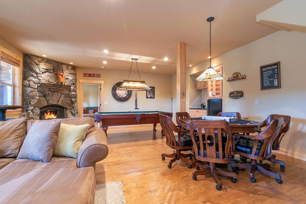game room game room - Spacious 5BR Forest View cabin Hot Tub & Game Room - Truckee
