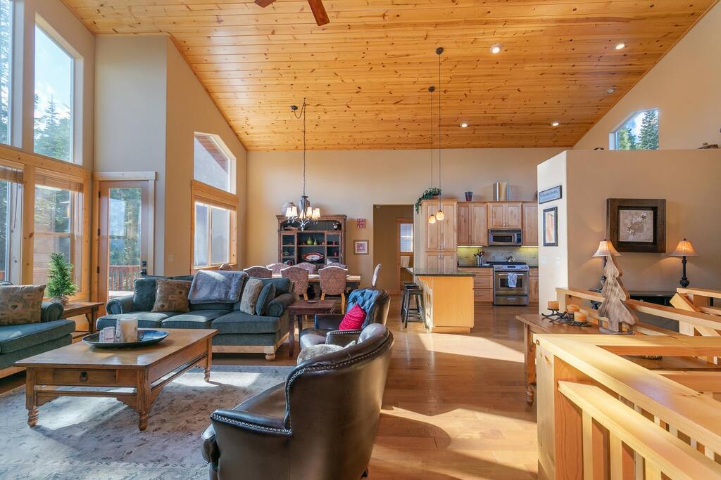 Spacious 5BR Forest View cabin Hot Tub & Game Room