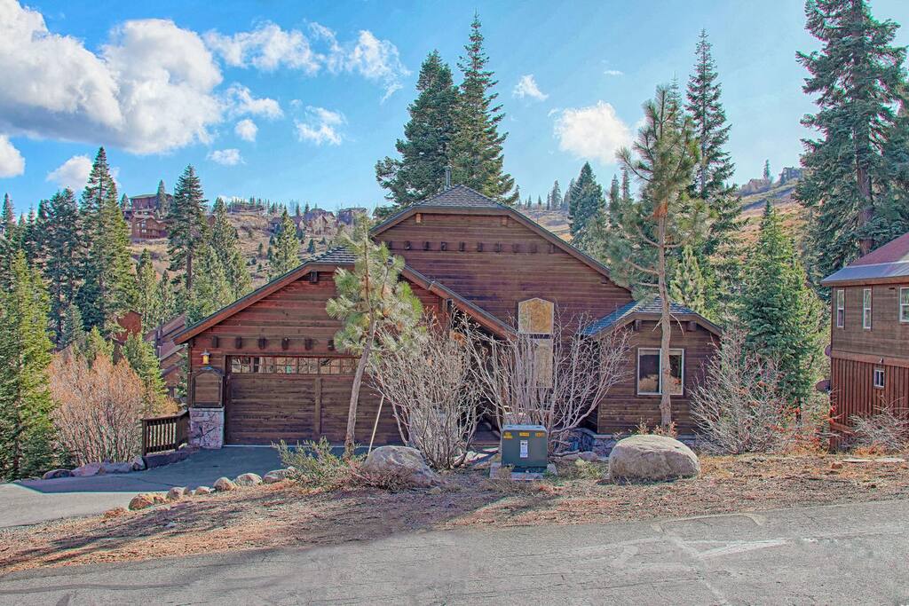 Two Car Garage and flat drive way with easy access Two Car Garage and flat drive way with easy access - Spacious 5BR Forest View cabin Hot Tub & Game Room - Truckee