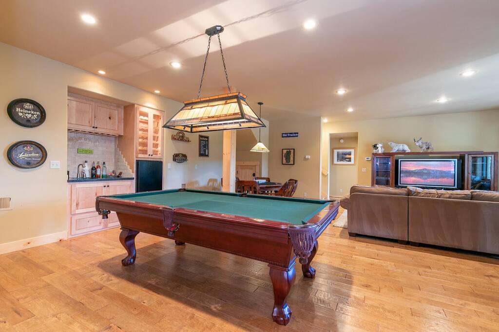 Spacious 5BR Forest View cabin Hot Tub & Game Room