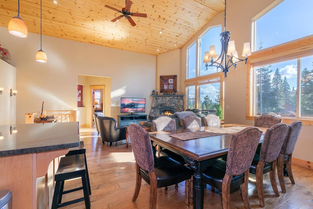 Spacious 5BR Forest View cabin Hot Tub & Game Room