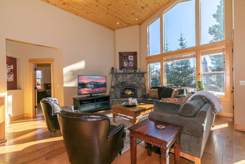 Spacious 5BR Forest View cabin Hot Tub & Game Room