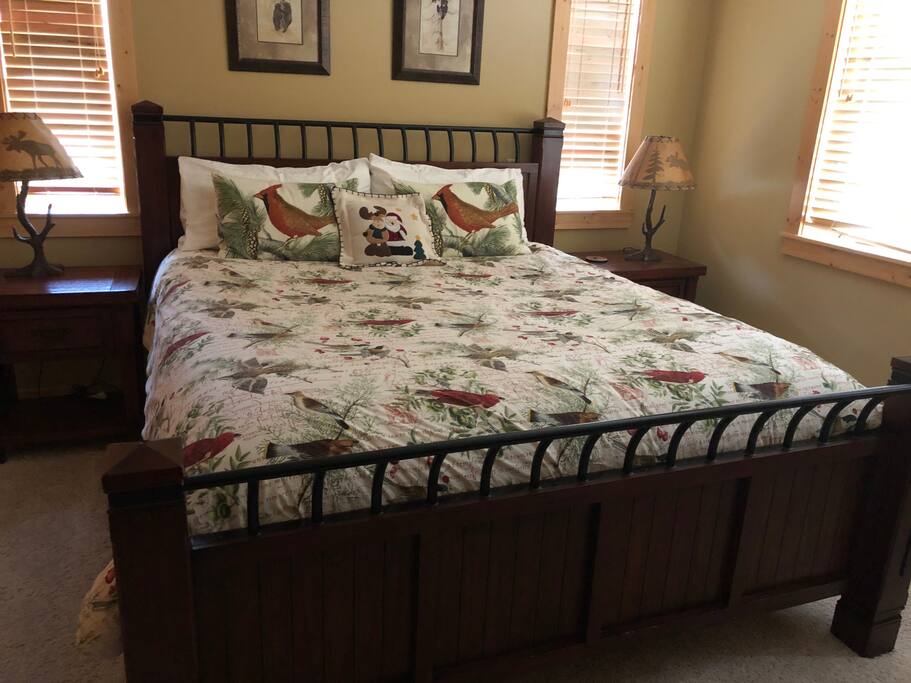 Spacious 5BR Forest View cabin Hot Tub & Game Room - Truckee Spacious 5BR Forest View cabin Hot Tub & Game Room - Truckee