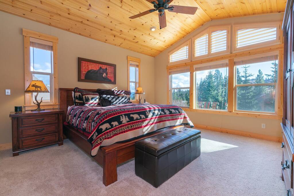 Spacious 5BR Forest View cabin Hot Tub & Game Room