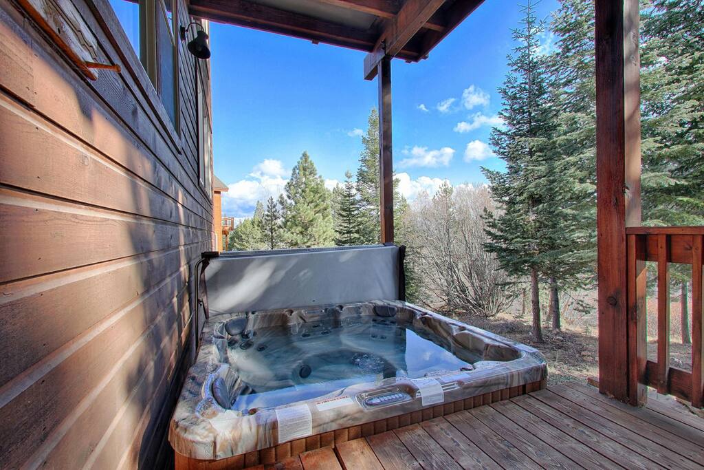 Spacious 5BR Forest View cabin Hot Tub & Game Room