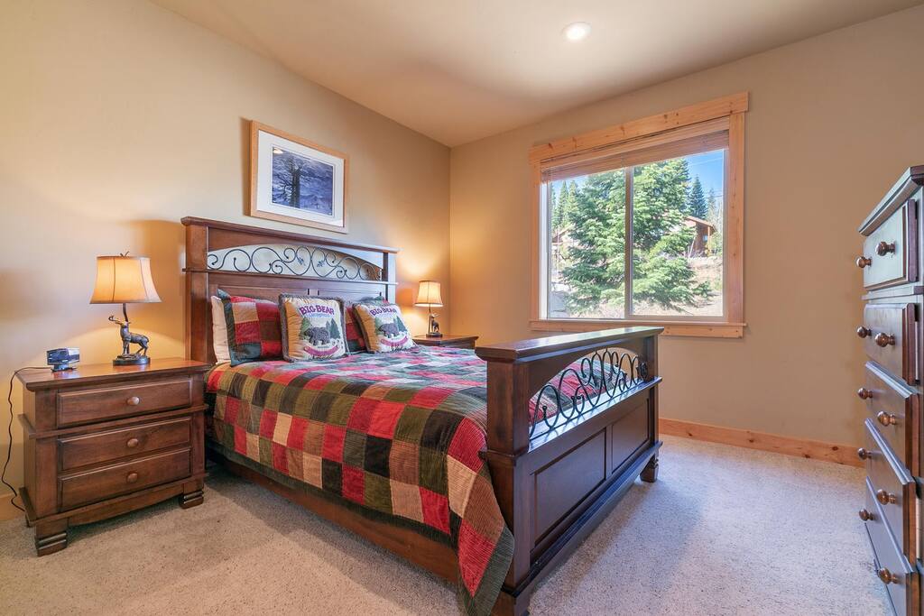Bedroom with queen bed Bedroom with queen bed - Spacious 5BR Forest View cabin Hot Tub & Game Room - Truckee