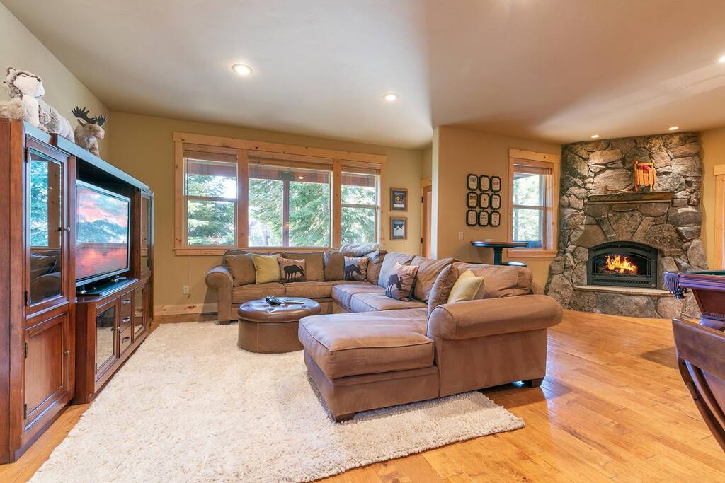 game room game room - Spacious 5BR Forest View cabin Hot Tub & Game Room - Truckee