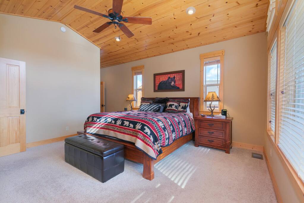 Spacious 5BR Forest View cabin Hot Tub & Game Room