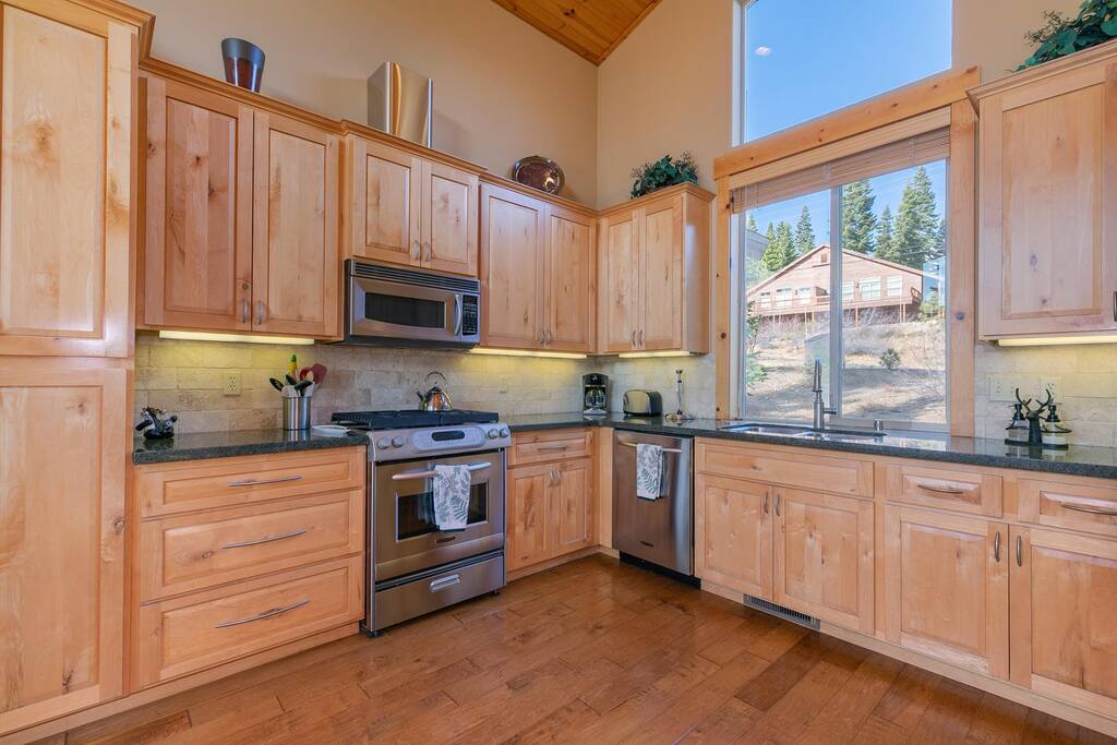 Spacious 5BR Forest View cabin Hot Tub & Game Room