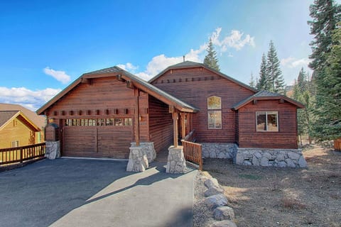 Spacious 5BR Forest View cabin Hot Tub & Game Room