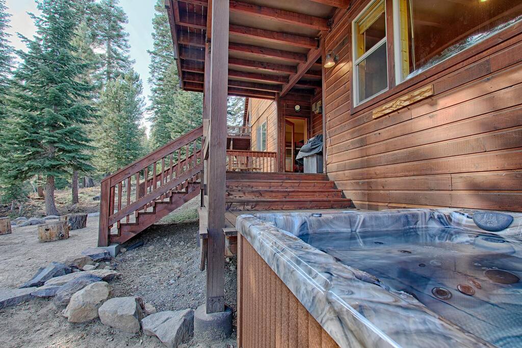 outdoor spa outdoor spa - Spacious 5BR Forest View cabin Hot Tub & Game Room - Truckee