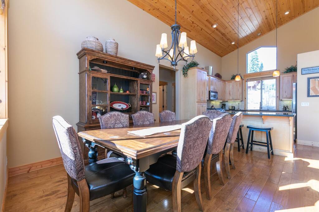 Spacious 5BR Forest View cabin Hot Tub & Game Room