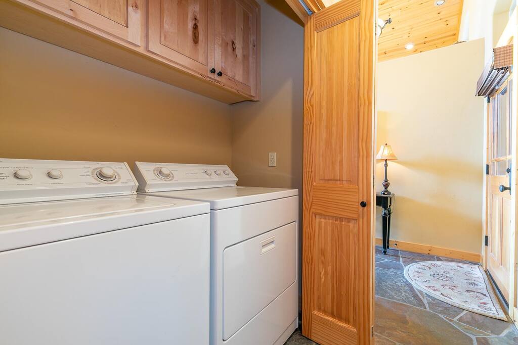 washer and dryer washer and dryer - Spacious 5BR Forest View cabin Hot Tub & Game Room - Truckee