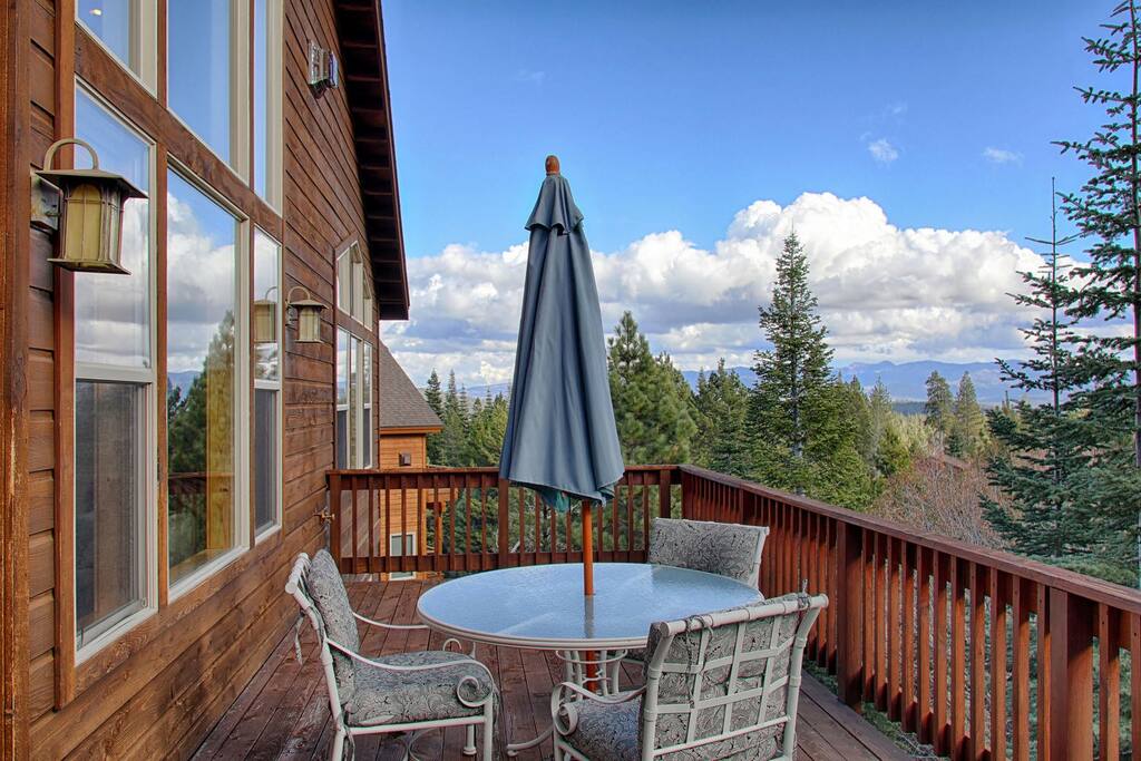 outdoor sitting with nice mountain view outdoor sitting with nice mountain view - Spacious 5BR Forest View cabin Hot Tub & Game Room - Truckee
