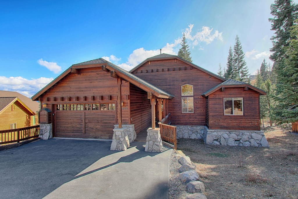 Spacious 5BR Forest View cabin Hot Tub & Game Room