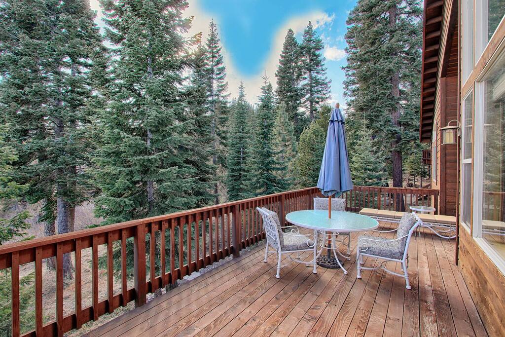 outdoor sitting area outdoor sitting area - Spacious 5BR Forest View cabin Hot Tub & Game Room - Truckee