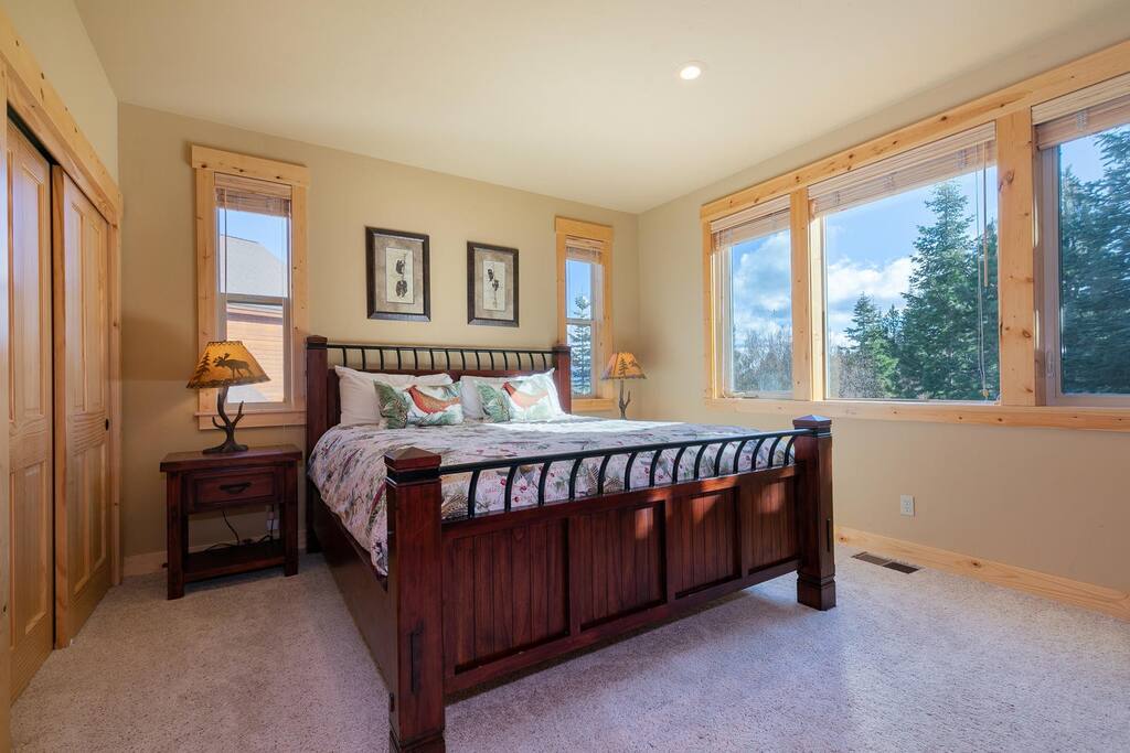 Bedroom with king bed Bedroom with king bed - Spacious 5BR Forest View cabin Hot Tub & Game Room - Truckee