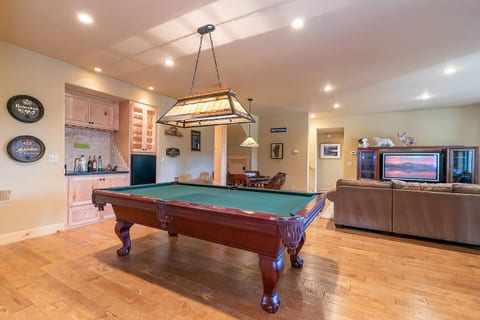 Spacious 5BR Forest View cabin Hot Tub & Game Room
