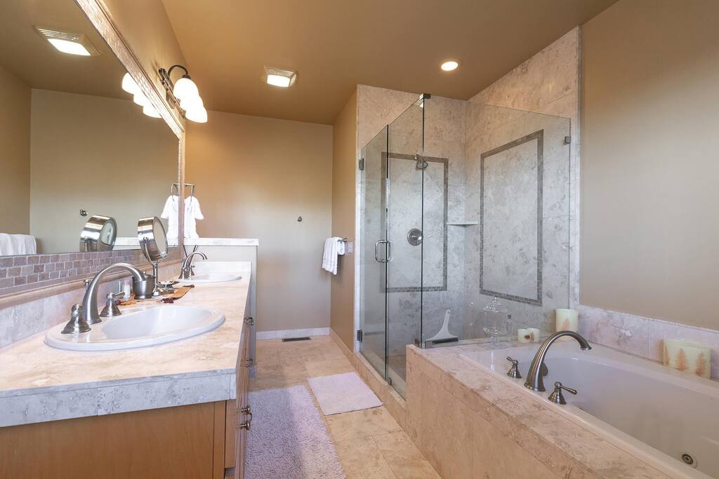 Spacious 5BR Forest View cabin Hot Tub & Game Room