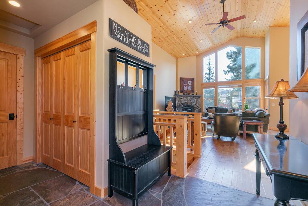 Spacious 5BR Forest View cabin Hot Tub & Game Room