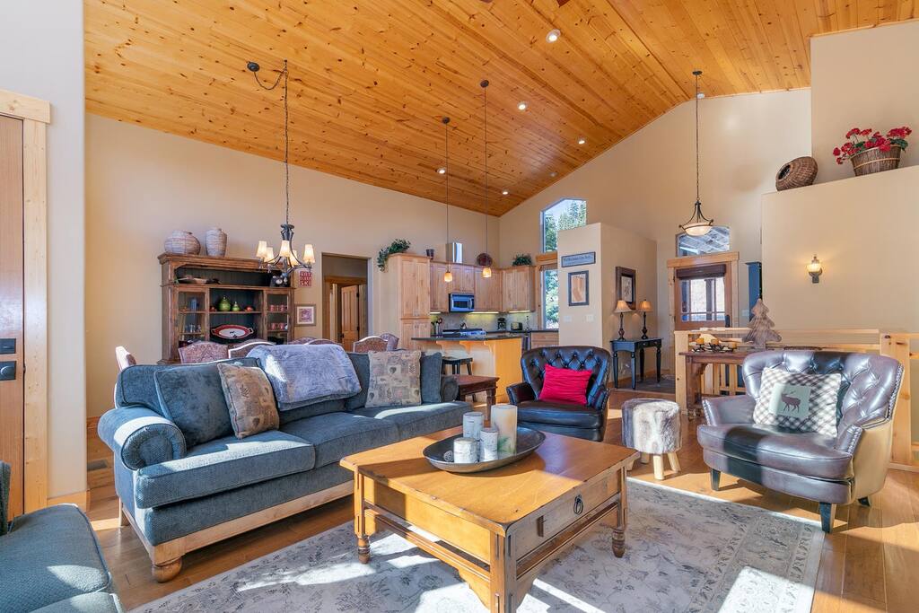 Spacious 5BR Forest View cabin Hot Tub & Game Room