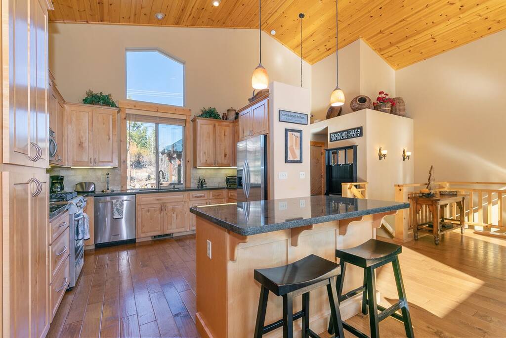Spacious 5BR Forest View cabin Hot Tub & Game Room