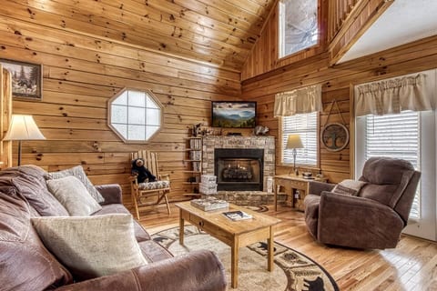 Near Dollywood Gated Cabin w Hot Tub & Pool access