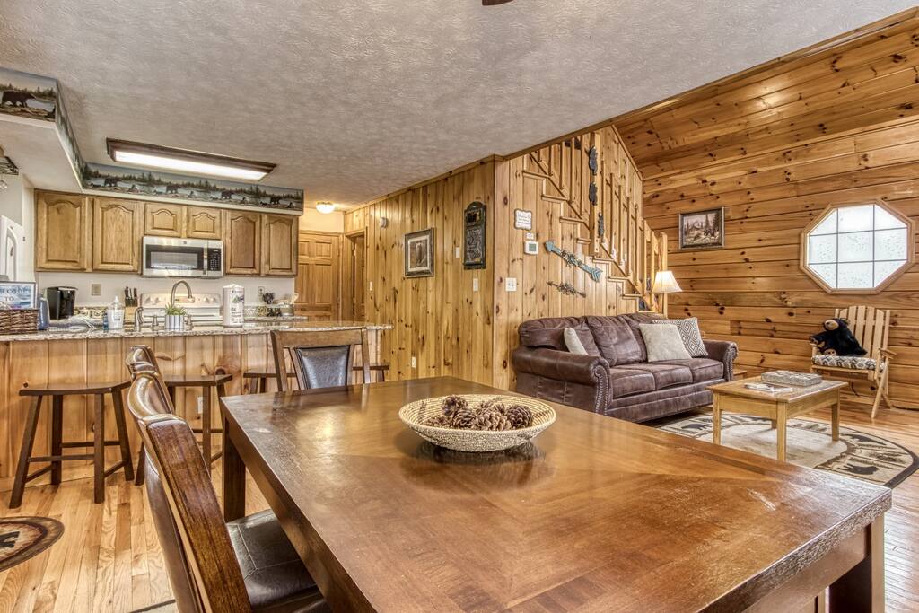 near-dollywood-gated-cabin-w-hot-tub-and-pool-access/