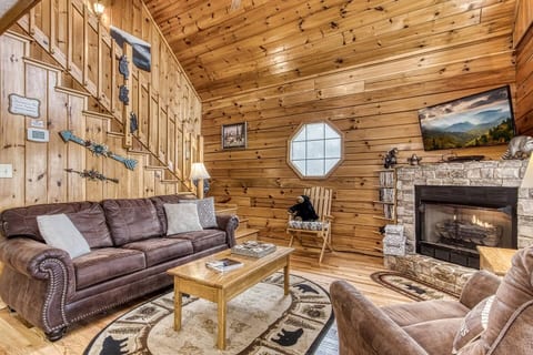 Near Dollywood Gated Cabin w Hot Tub & Pool access