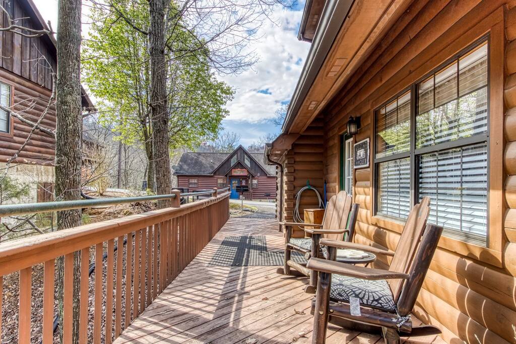 near-dollywood-gated-cabin-w-hot-tub-and-pool-access/