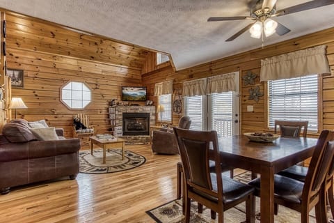 Near Dollywood Gated Cabin w Hot Tub & Pool access