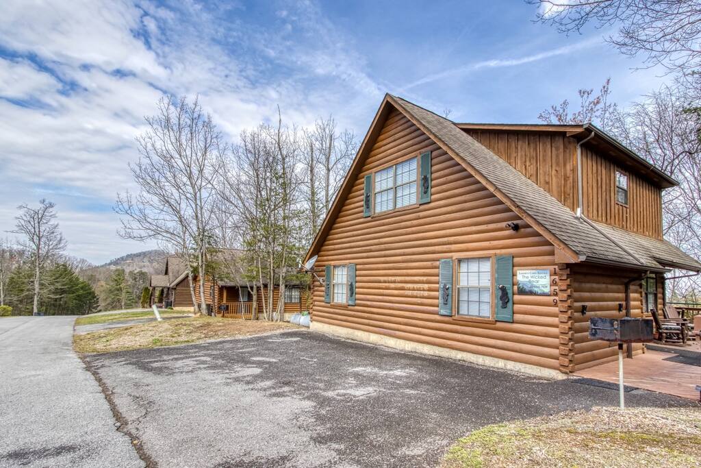 near-dollywood-gated-cabin-w-hot-tub-and-pool-access/