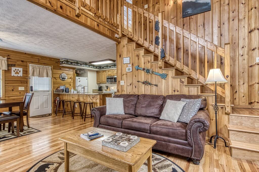 near-dollywood-gated-cabin-w-hot-tub-and-pool-access/