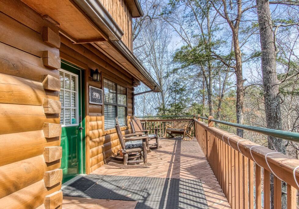 near-dollywood-gated-cabin-w-hot-tub-and-pool-access/