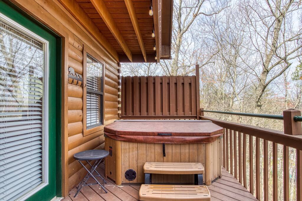 near-dollywood-gated-cabin-w-hot-tub-and-pool-access/