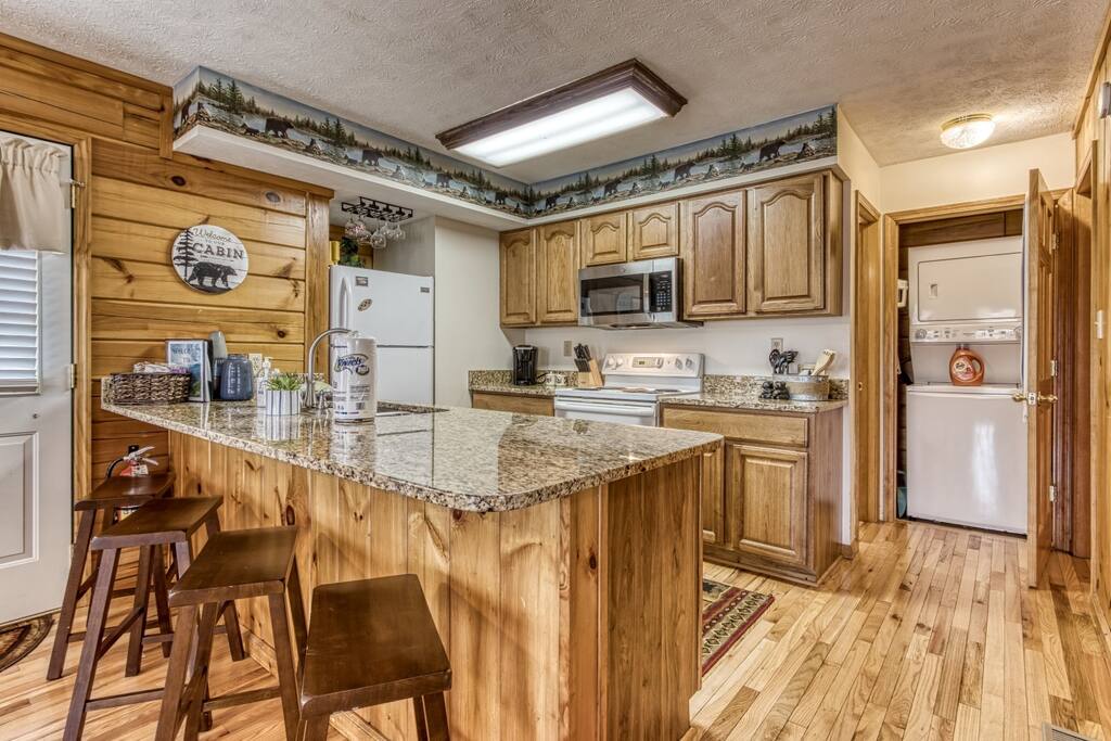 near-dollywood-gated-cabin-w-hot-tub-and-pool-access/