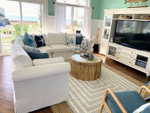 Great family space for movies, games, puzzles or enjoying the beautiful beach views.