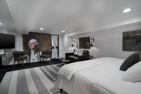 Charming 1-bdrm w. Modern Comforts & Free Parking!