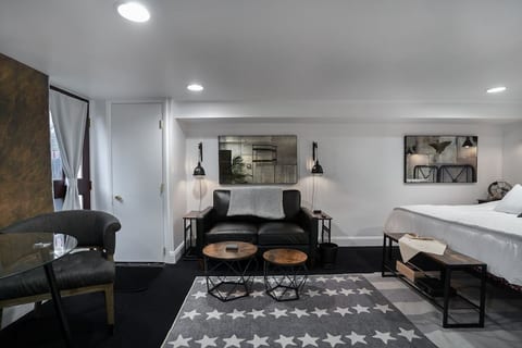 Charming 1-bdrm w. Modern Comforts & Free Parking!