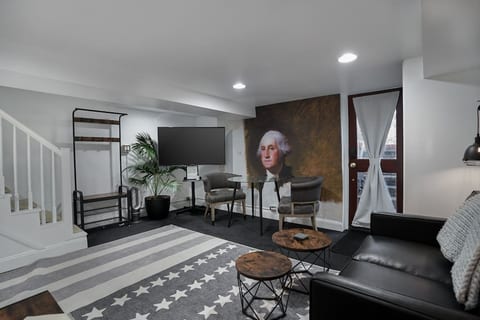 Charming 1-bdrm w. Modern Comforts & Free Parking!