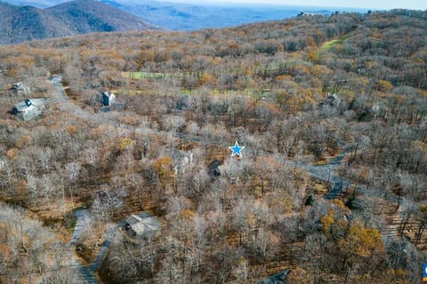 Conveniently located in the Shomokin Springs neighborhood of Wintergreen with nearby pool and multiple trail heads and overlooks