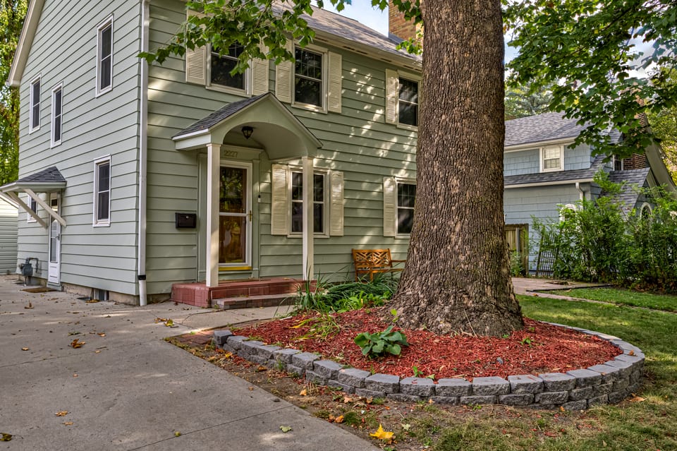 Firepit & Fun Near ISU — 4BR, Porch & Fenced Yard - Ames