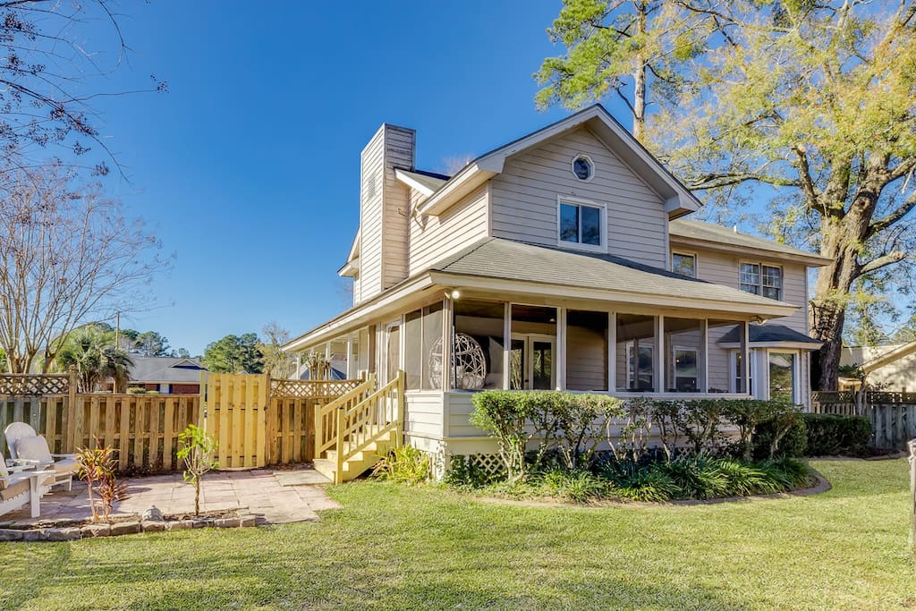 Fenced Backyard I Screened Back Porch I Pool