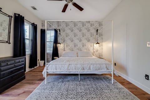 Tupelo Honey - TWO Houses - Sleeps 16