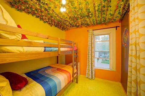 4 BR Home 5 Mins to Cedar Point, Retro 1970s!