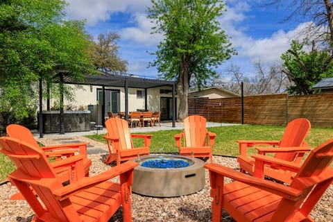 Minutes from Main St/Hot Tub/Private Yard